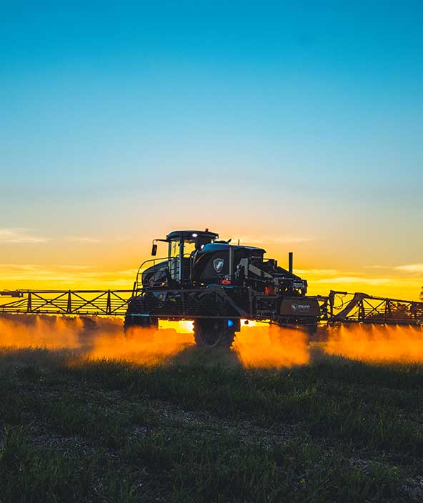 フィールド作業を行っているPVT Agriculture噴霧トラクター。
