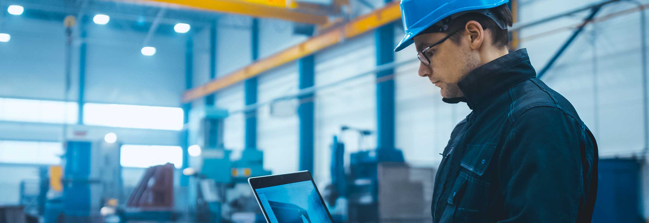 Modèle 3D d’une usine ou d’une installation sur l’écran de l’ordinateur des ingénieurs.