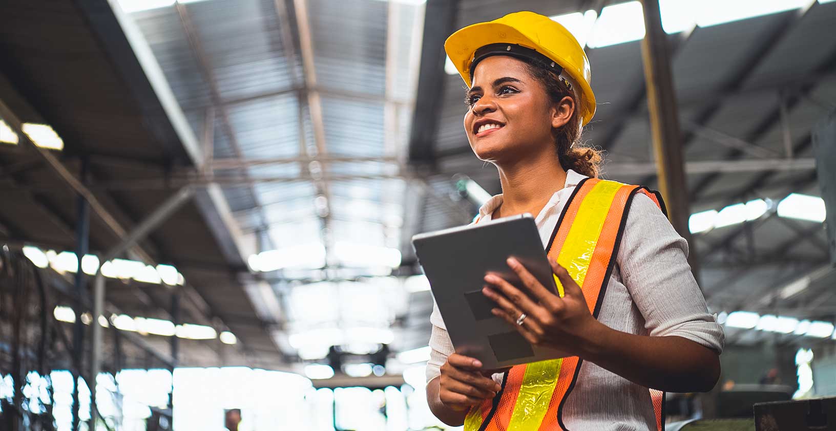 Portrait eines Industriearbeiters, der mit einem Tablet in der Hand die Instandhaltung von Anlagen durchführt