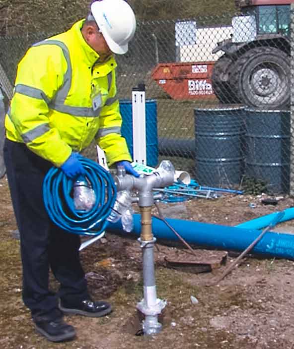 Anglian Waterの現場作業員が装置をセットアップする