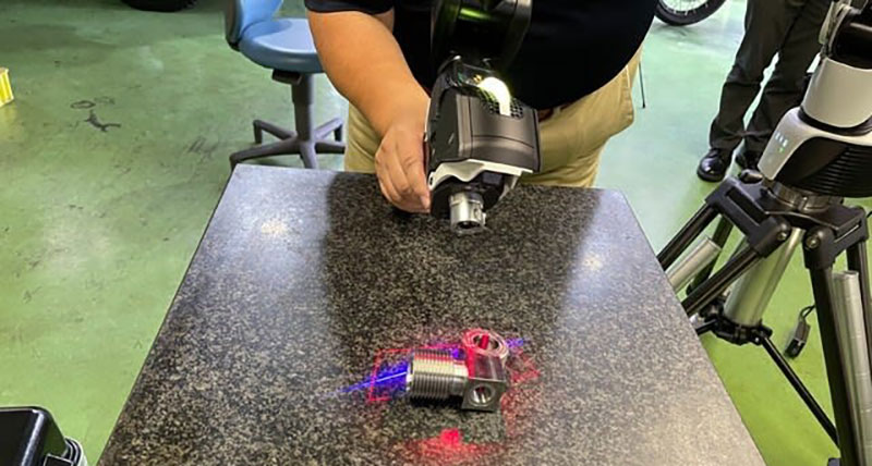 Absolute Scanner AS1 scanning a metal part